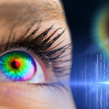 العدسات اللاصقة الملونة